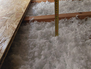 Zateplení stropu řadového rodinného domku pomocí foukané izolace